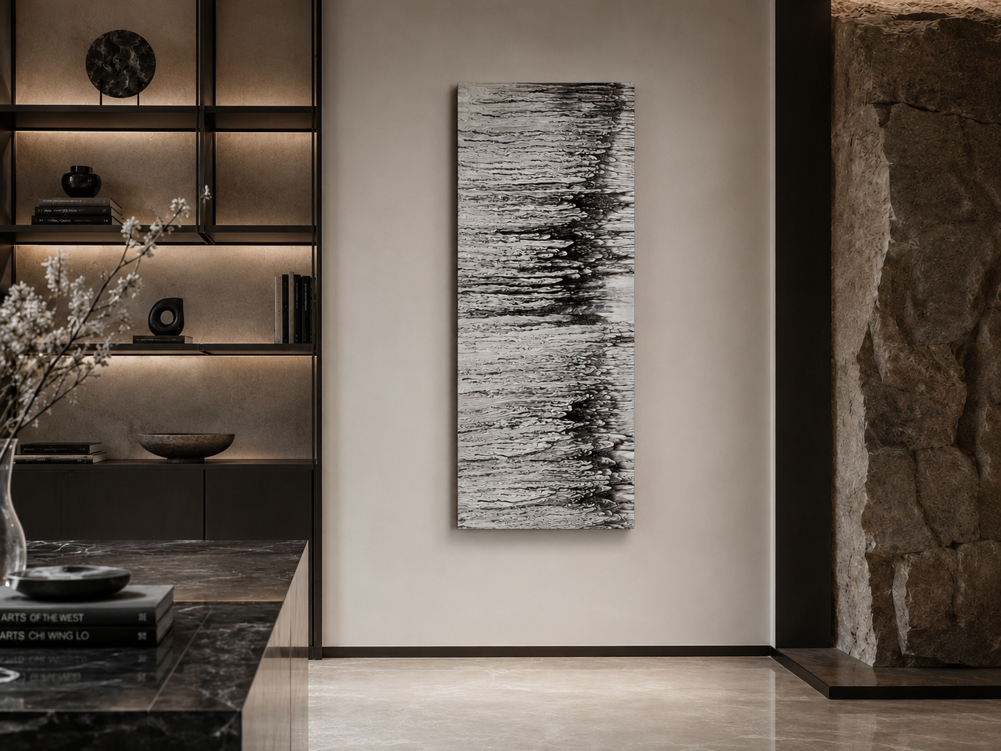 REF. 020, obra vertical en blanco y negro junto a una estantería iluminada