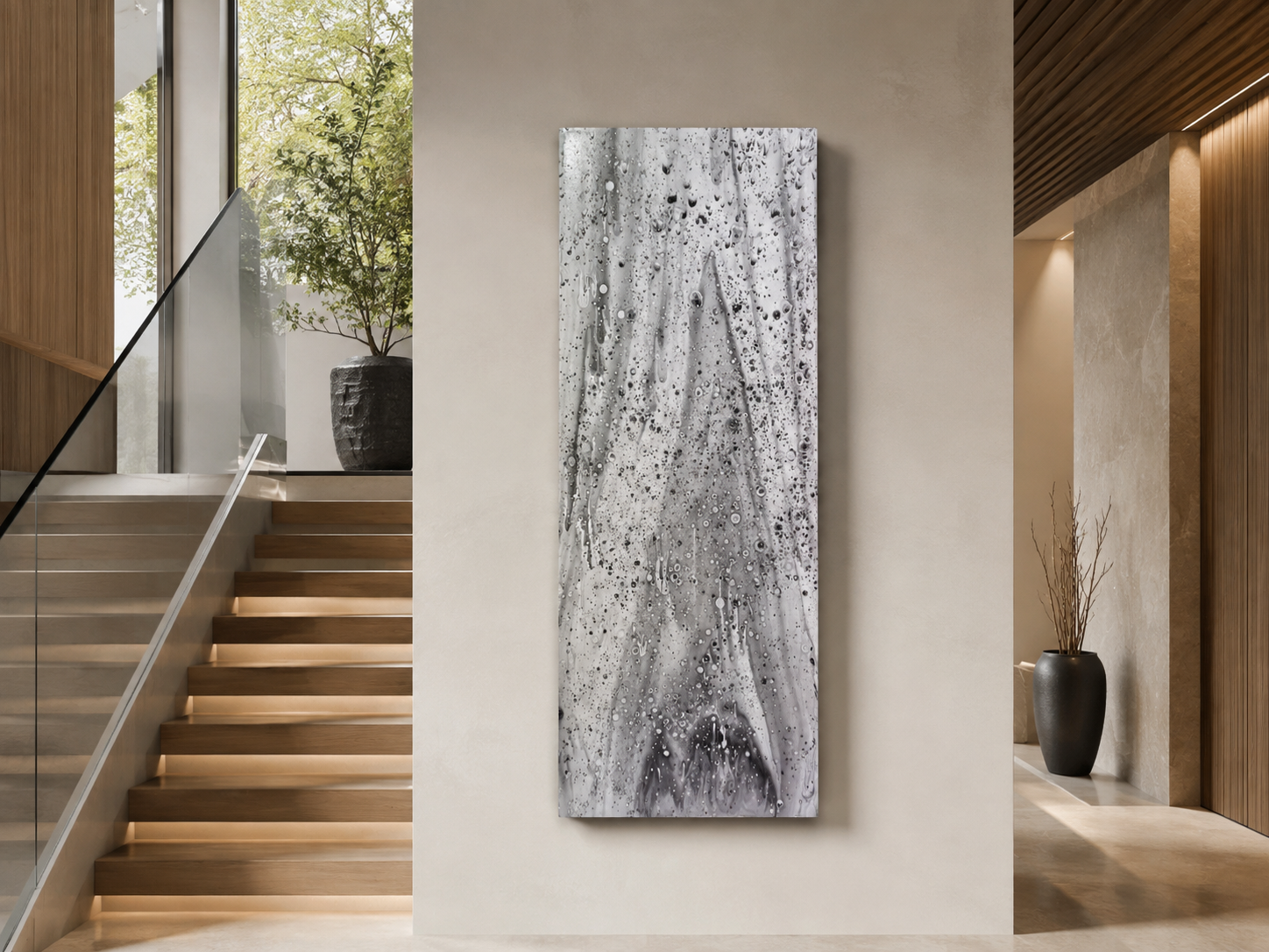 REF. 079, obra vertical de texturas grises junto a una escalera